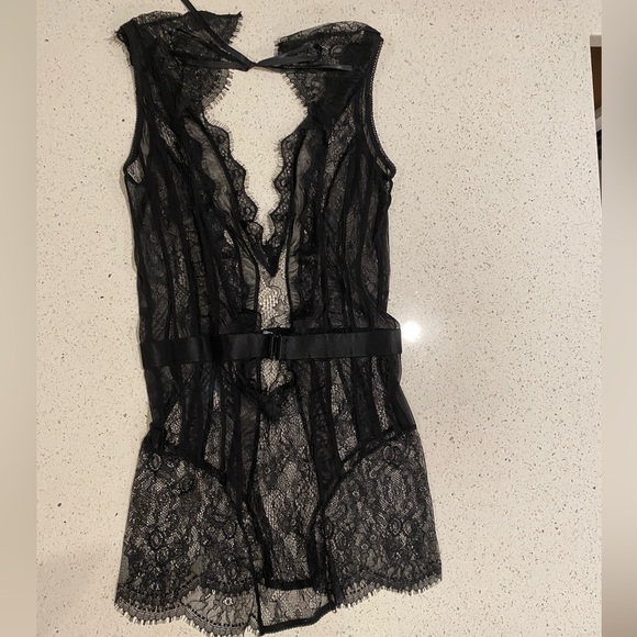 Elegant Black Lace Chemise - Picture 2 of 2